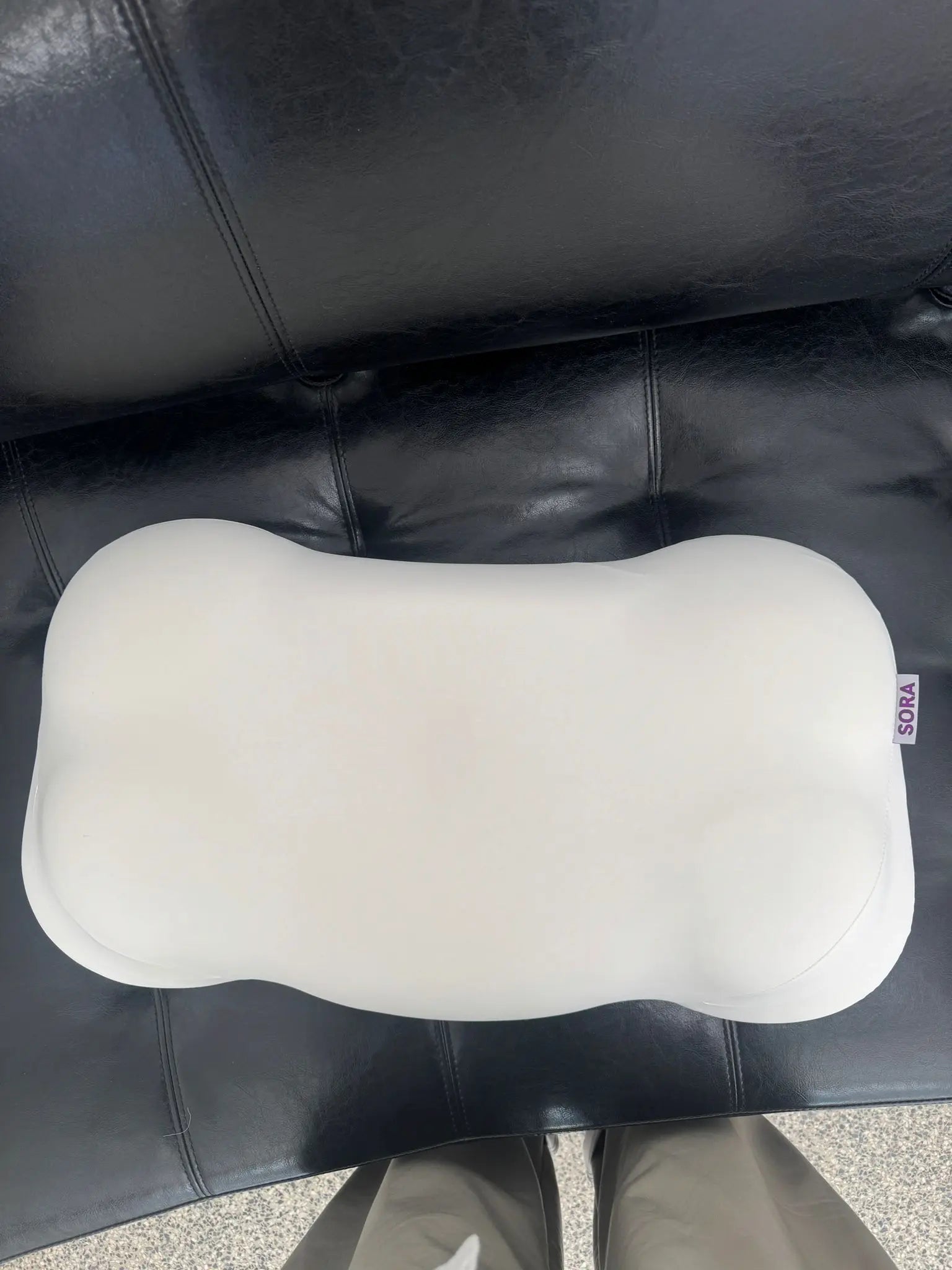 Real customer photo of the SORA Cloud ergonomic pillow — bone-shaped memory foam pillow with SORA label, user-generated content
